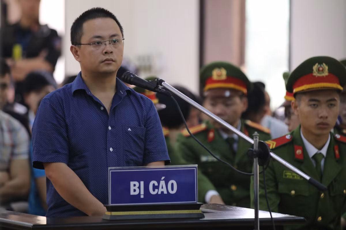 Tại phiên xử sáng, các bị cáo được HĐXX gọi lên bục khai báo, cung cấp các chứng cứ, tài liệu liên quan vụ án, mà trước đó, phiên sơ thẩm các bị cáo chưa cung cấp. Theo đó, các bị cáo Lê Anh Tú, Vũ Văn Dũng, Hoàng Thị Mai Phương bổ sung thêm tài liệu gia đình có công với cách mạng. Bị cáo Dũng và Phương còn bổ sung thêm bệnh án hiểm nghèo của người thân 2 bị cáo.