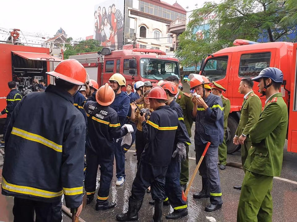 Vi sao nu nhan vien tu vong trong vu chay khach san Sao Mai?-Hinh-2