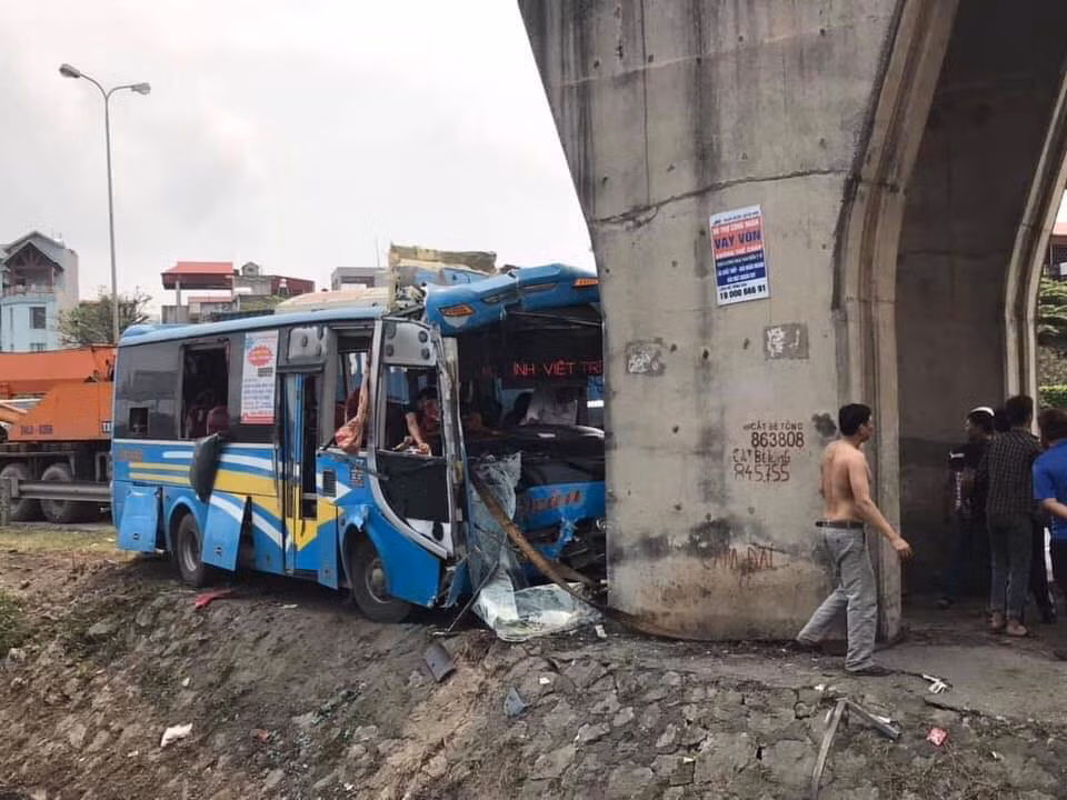 Thông tin ban đầu về vụ tai nạn, vào khoảng 12h hơn ngày 22/3, tại km53+000, quốc lộ 5, đoạn qua phường Bình Hàn (TP Hải Dương, tỉnh Hải Dương) đã xảy ra vụ tai nạn giao thông xe khách Kết Đoàn đâm chân cầu vượt khiến 11 người bị thương.