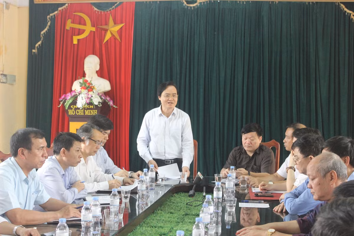 Bo truong GD&DT noi gi ve vu nu sinh bi lot do, danh hoi dong?