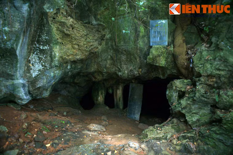 Thế kỷ 18, nhà sử học Lê Quý Đôn khi vãn cảnh động Từ Thức đã đề tặng bài thơ tạc vào núi đá ngay cửa động.
