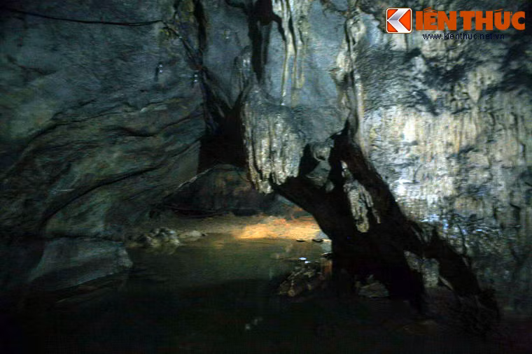Do duyên trời, hai người kết hôn và sống với nhau trong động được một năm. Dù thuận hoà, êm ấm, Từ Thức chợt nhớ nhà, xin được về thăm. Cảm thông nỗi niềm của chồng, Giáng Hương sắm xe và gài sẵn phong thư kín nói lời ly biệt.