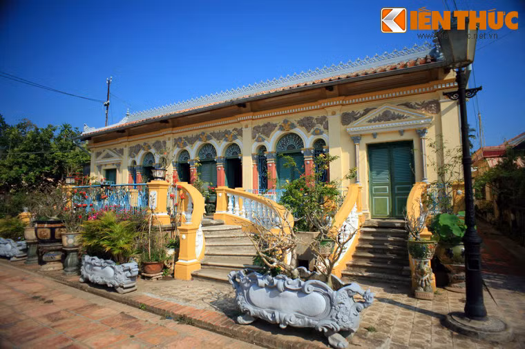 Vể tổng thể, nhà cổ Bình Thủy là một khu nhà ba gian hai chái, nền nhà cao hơn mặt sân 1 m, có bốn bậc thanh hình cánh cung tao nhã kết nối nhà với khoảng sân rộng. Dọc mặt tiền ngôi nhà là các vòm cửa cao rộng đem lại cảm giác thông thoáng.