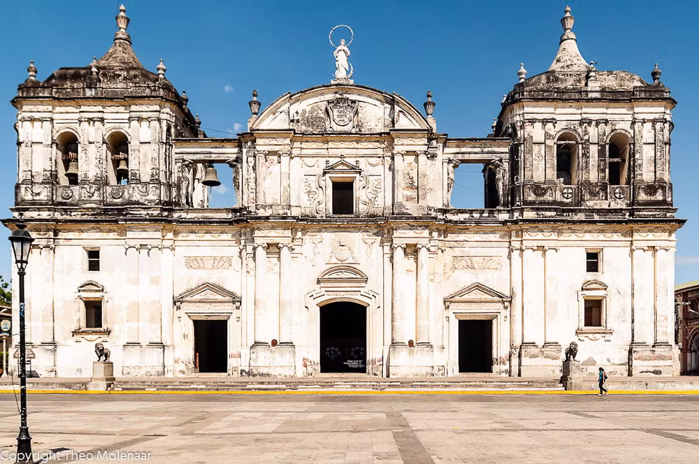 Công trình là sự pha trộn phong cách Baroque và tân cổ điển cùng một số ảnh hưởng từ phong cách Gothic, Phục hưng và Mudejar.