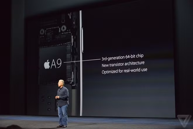  5. Vi xử lý A9, RAM 2 GB: Năm nay, Apple nâng cấp phần cứng cho smartphone với vi xử lý tri-core A9 mới và RAM 2 GB. Vi xử lý mới cho tốc độ xử lý nhanh hơn 70% và khả năng đồ hoạ hơn 90% con chip A8 trên thiết bị tiền nhiệm. Theo The Verge, đây cũng là lần đầu tiên iPhone thế hệ mới được nâng cấp RAM sau nhiều năm giữ dung lượng 1 GB.