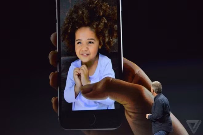  4. Live Photo (ảnh động): “Live Photo” là cách Apple gọi tính năng mới trên camera của bộ đôi iPhone 6S và 6S Plus. Khi người dùng chụp một tấm ảnh, iPhone 6S cũng tự động ghi lại một đoạn video ngắn ở chế độ nền. Chỉ cần nhấn 3D Touch trên ảnh chụp, tấm ảnh sẽ mang lại hiệu ứng chuyển động như một video.