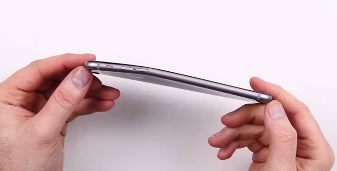  7. Chất liệu vỏ siêu bền: Một trong những điểm yếu từng khiến iPhone thế hệ trước gặp rắc rối, đó là thân máy rất dễ bị uốn cong. Tuy nhiên, năm nay nhiều khả năng từ khoá #bendgate sẽ không còn khiến “Quả táo” phải lo lắng nữa. Bộ đôi smartphone mới được hãng sử dụng vỏ nhôm 7000 Series siêu bền như trên Apple Watch.