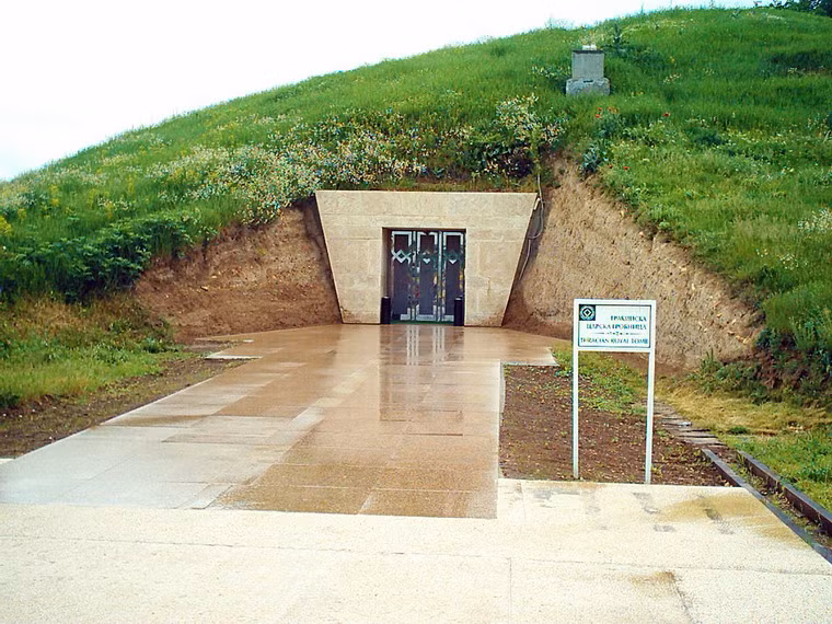 Nằm ở tỉnh Razgrad của Bulgaria, lăng mộ cổ của người Thrace tại Sveshtari là một kiệt tác kiến trúc độc đáo hiếm có của thế giới cổ đại.