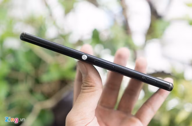 M5 có thiết kế tổng thể giống với Xperia Z3, nhưng thân máy được làm bằng nhựa thay vì viền kim loại.