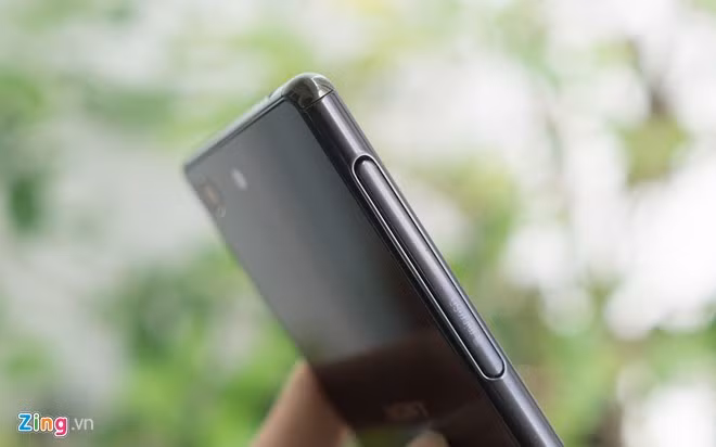 Cạnh trái là khay cắm thẻ nhớ và SIM.
