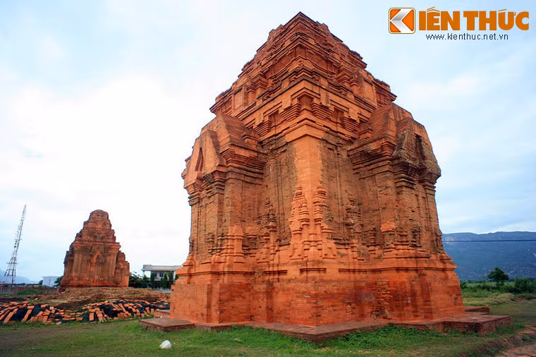 Tháp được xây dựng ở thế kỷ 9, nằm trên vùng đất cao nhất của một cánh đồng lớn. Cho tới thể kỷ 19, nơi đây từng có ba tòa tháp, nhưng ngày nay chỉ còn hai tháp Bắc và Nam còn đứng vững.