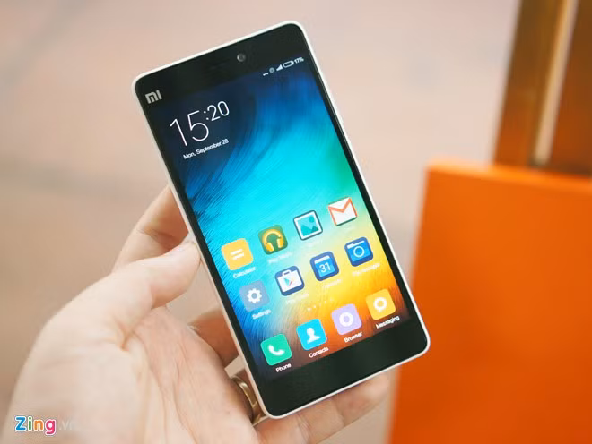 Về ngoại hình, Xiaomi Mi 4C không khác biệt nhiều so với mẫu Mi 4i từng bán tại Ấn Độ (cũng được đưa về Việt Nam). Máy dùng vỏ nhựa nguyên khối. Cảm giác cầm model này hơi giống với một số máy Lumia, chẳng hạn chiếc Lumia 640.