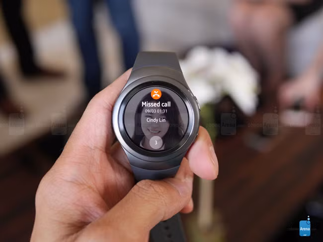 Samsung Gear S2 có phiên bản màu Xám đậm đi kèm với dây đeo Xám đậm và phiên bản màu Bạc đi kèm với dây đeo màu Trắng. Samsung Gear S2 cổ điển có màu Đen đi kèm với dây đeo da.