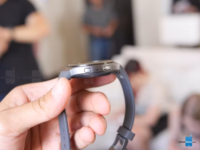 Gear S2 được trang bị màn hình 1.2 inch, Circular Super AMOLED, độ phân giải 360x360p, mật độ điểm ảnh 302ppi.