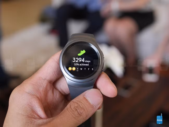 Gear S2 và Gear S2 classic dùng thỏi pin 250mAh, cung cấp thời gian sử dụng từ 2-3 ngày, hỗ trợ sạc không dây. Trong khi Gear S2 phiên bản 3G dùng pin 300mAh, sạc không dây, thời gian sử dụng là 2 ngày.
