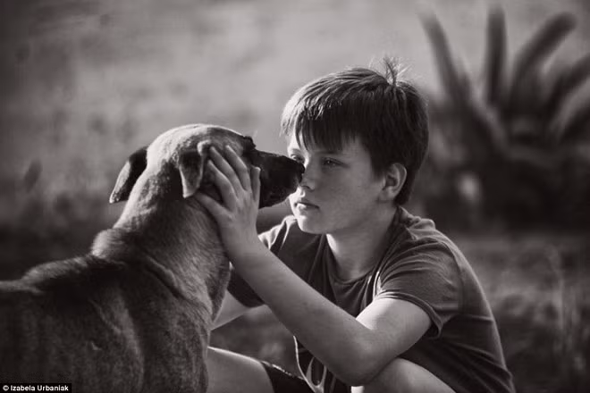 Hòa mình với thiên nhiên, chơi đùa với những con vật và xa rời màn hình máy tính mang đến tuổi thơ trong trẻo cho những đứa trẻ.