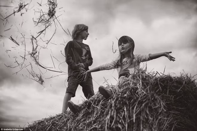 Cảm giác tuyệt diệu khi vui đùa trên cánh đồng và hòa mình vào hương đồng gió nội.