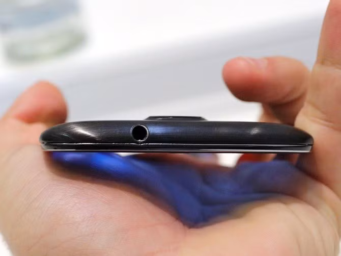Cạnh trên có giắc cắm tai nghe 3,5mm.