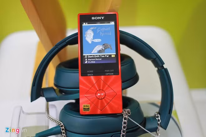 Walkman NW-A25HN có 6 màu là: đen, vàng chanh, đỏ, hồng, cam, xanh dương. Sony vẫn chưa công bố giá bán chính thức của mẫu máy nghe nhạc này.