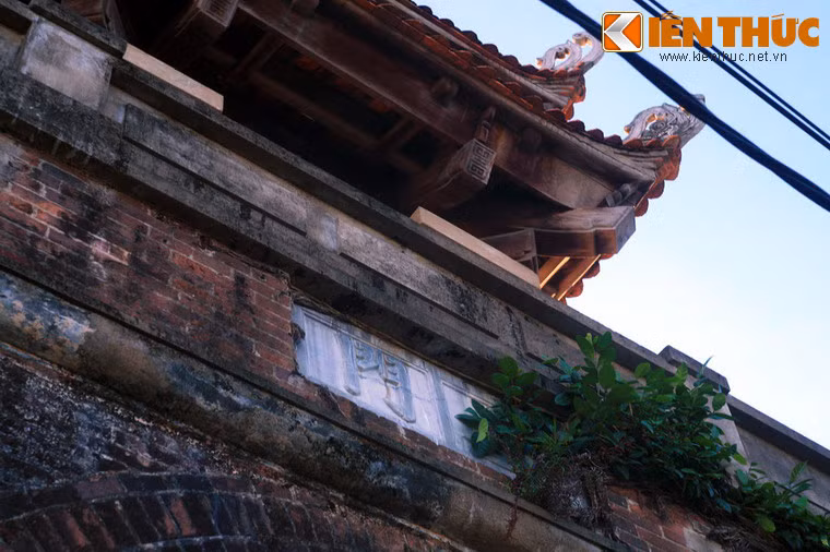 Lúc khởi công, Triều đình nhà Nguyễn đã huy động 1.000 lính Thanh Hoá, 4.000 lính Nghệ An. Đến thời Tự Đức, khi nâng cấp thành phải lấy 8.599 phiến đá sò từ Diễn Châu và đá ong từ Nam Đàn, 4.848 cân vôi, 155 cân mật mía, với tổng kinh phí là 3.688 quan tiền. Ảnh: Bảng tên của Tả Môn.