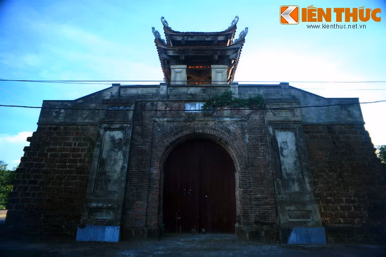 Lịch sử tòa thành này bắt đầu vào năm 1803, khi Gia Long ra Bắc, chọn làng Vĩnh Yên nằm ở phía tây bắc Dũng Quyết (khu vực thành cổ bây giờ) xây trấn sở. Năm 1804 chính thức dời trấn từ Dũng Quyết về Vĩnh Yên, cho xây thành Nghệ An bằng đất. Đến năm 1831, vua Minh Mạng mới cho xây lại thành bằng đá ong theo kiểu Vauban. Ảnh: Mặt trước Tả Môn.