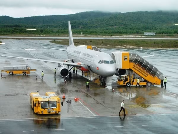 Xe thang va quet may bay Jetstar Pacific do ky nang kem