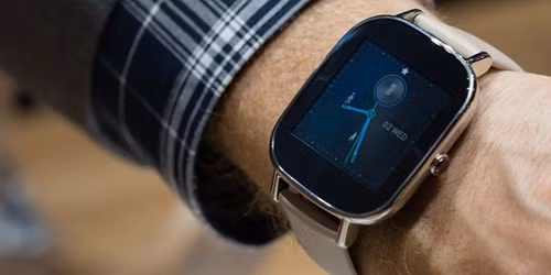 Một tính năng đặc biệt đáng lưu ý trên Zenwatch 2 là khả năng tương tác giữa các đồng hồ với nhau. Người dùng có thể dùng Zenwatch 2 tương tác trực tiếp tới người dùng khác, thông qua các mẩu tin nhắn ngắn hay các biểu tượng Emoji.