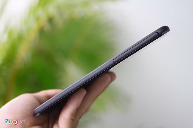 Khe cắm SIM, thẻ nhớ khá dài ở bên cạnh trái.
