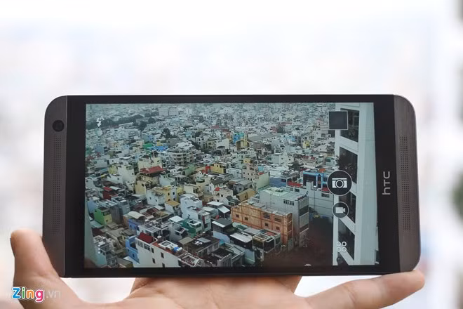 HTC One E9 sử dụng máy ảnh độ phân giải 13 megapixel, trong điều kiện ánh sáng tốt, máy cho tốc độ bắt nét nhanh, màu sắc khá trung thực. Ảnh chụp bằng One E9 cho độ chi tiết cao.