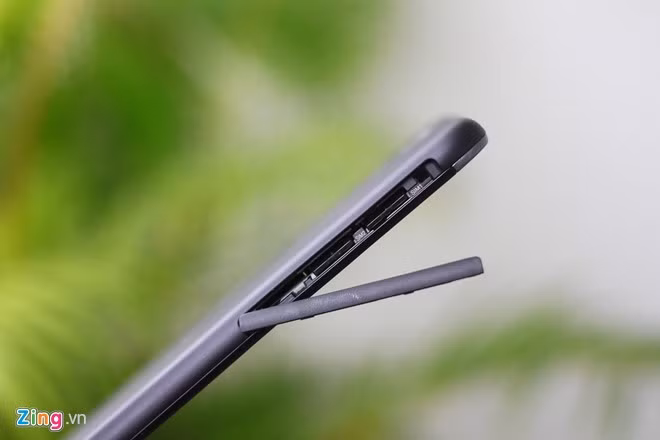 HTC One E9 hỗ trợ 2 SIM và có thể mở rộng dung lượng lưu trữ qua khe cắm thẻ nhớ ngoài.
