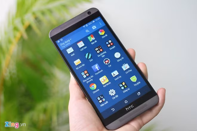 HTC One E9 Dual là bản thấp hơn của One M9, nhưng có thiết kế lớn hơn với màn hình 5,5 inch, độ phân giải Full HD. Máy chạy hệ điều hành Android 5.0, giao diện Sense 7. Model này sử dụng chip xử lý MediaTek Helio X10 MT6795M, 8 nhân, tốc độ 2 GHz, RAM, bộ nhớ trong 16 GB, pin 2.800 mAh.