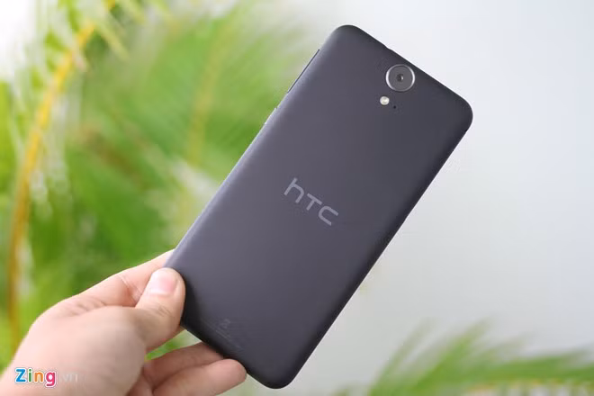 Mặt sau là nhựa nhám nguyên khối, nó bám tay tốt nhưng cho cảm giác không được sang trọng.