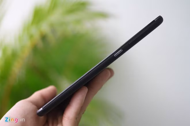  HTC One E9 sử dụng chất liệu nhựa nguyên khối, cạnh bên cong nhẹ về mặt lưng giúp máy trông mỏng và cho cảm giác thỏa mái hơn khi sử dụng. Các phím cứng được dồn về cạnh phải, chúng mảnh và cho độ này tốt.