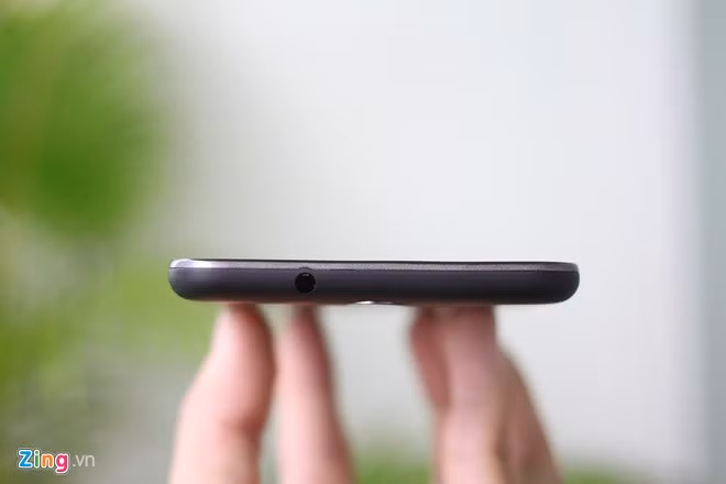Phía trên là giắc cắm tai nghe 3,5 mm.
