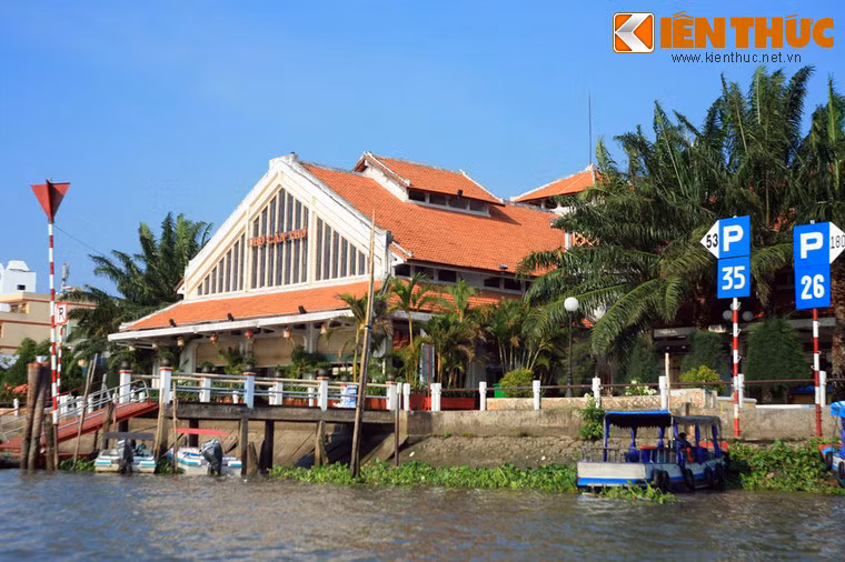 Một còn lại của chợ hướng ra bến Ninh Kiều - một đầu mối thương mại đường thủy quan trọng của Tây Nam Bộ đầu thế kỷ 20.