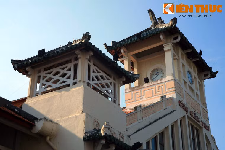 Mái ngói của chợ lợp kiểu âm dương.