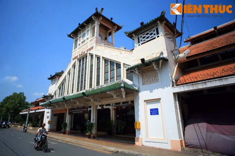 Chợ có tổng diện tích 1.723m2 hình chữ nhật, gồm hai mặt chính. Một mặt hướng thẳng ra con đường thiên đạo ngày xưa của đất Tây Đô.