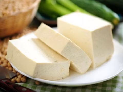 5. Đậu phụ. Mặc dù được chọn vào danh sách thực phẩm đảm bảo sức khỏe với hàm lượng protein cao như pho mát, đậu phụ vẫn có một số mặt hạn chế nếu bạn sử dụng nhiều.