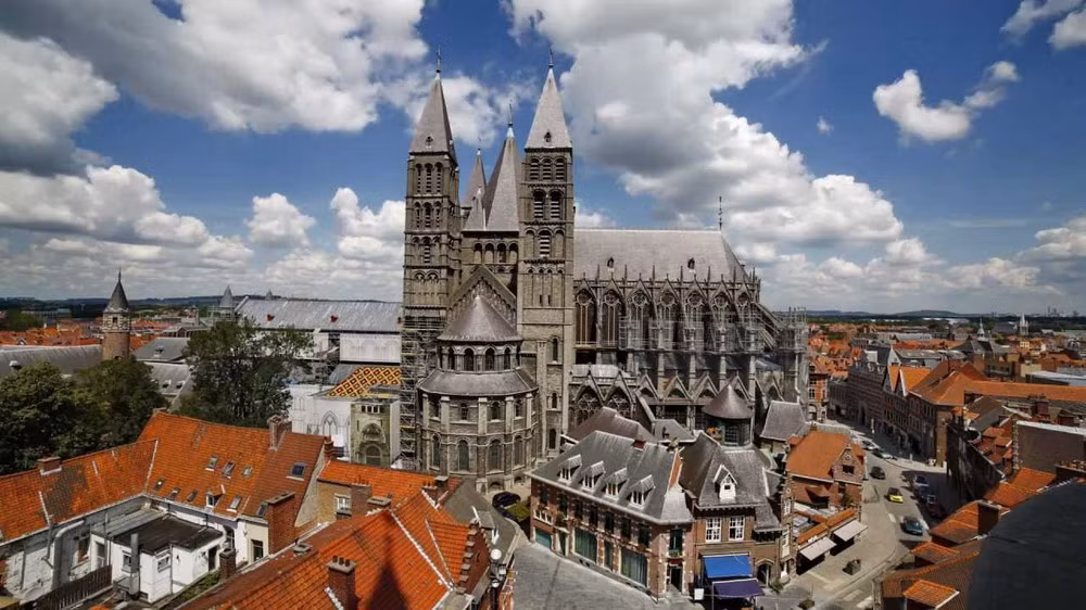 UNESCO đã công nhận nhà thờ Đức Bà ở Tournai, vương quốc Bỉ là Di sản văn hóa thế giới năm 2000.