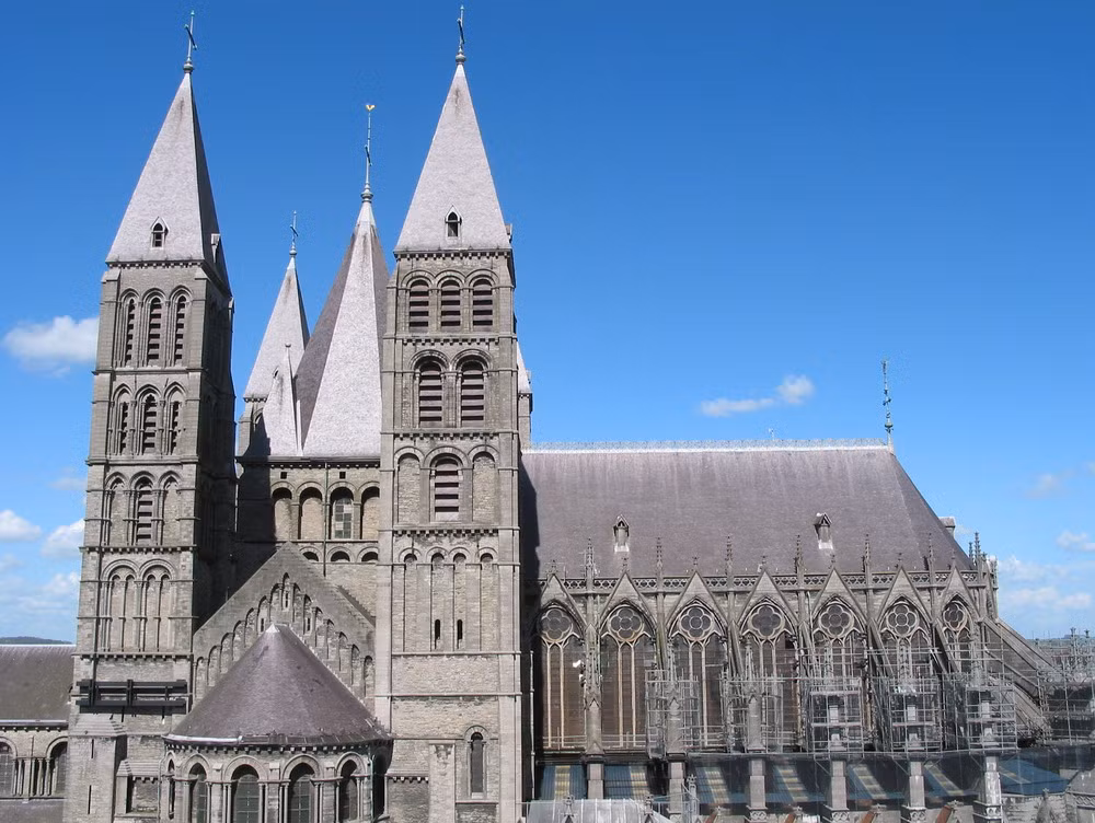 Có thể nói nhà thờ Đức Bà ở Tournai là công trình kiến trúc độc đáo, đặc sắc với phong cách kiến trúc pha trộn các trường phái Gothic và Roman, trong đó giữ vai trò chủ đạo là kiến trúc Roman.