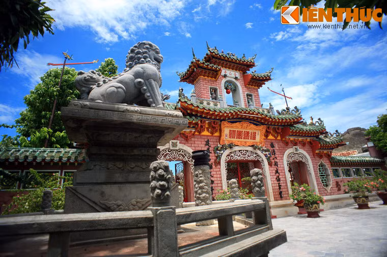 Trong số các hội quán của người Hoa ở Hội An, hội quán Phúc Kiến là công trình nổi bật nhất bởi vẻ đẹp nguy nga, tráng lệ, uy nghiêm trong một không gian rộng lớn, kiến trúc đặc sắc kiểu Trung Hoa và sự linh thiêng của nó.