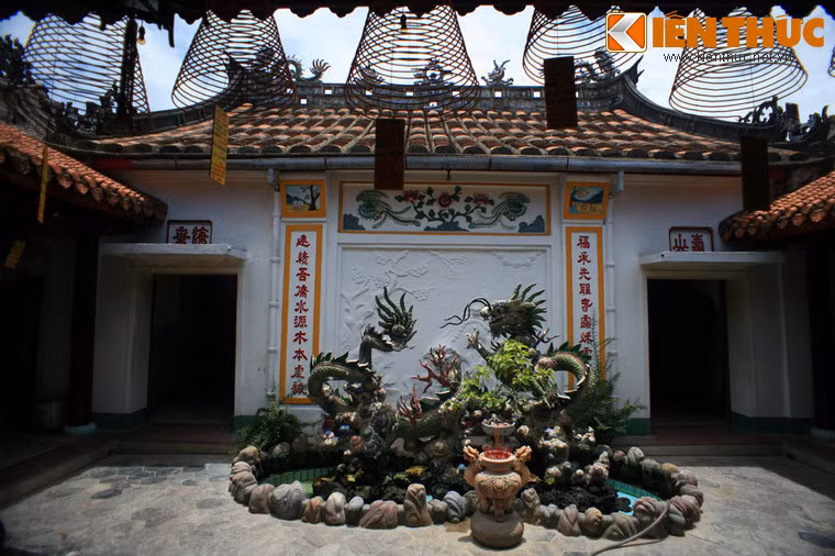 Về tổng thể, hội quán Phúc Kiến có kiến trúc kiểu chữ “Tam” kéo dài từ đường Trần Phú tới đường Phan Chu Trinh (sâu 120m) theo các trật tự: cổng – sân – hồ nước – cây cảnh – hai dãy nhà đông và tây – chính điện – sân sau – và hậu diện. Ảnh: Hậu điện của hội quán.