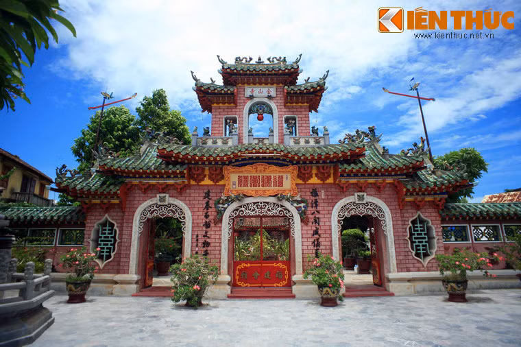 Họ đã xin Chúa Nguyễn cho phép định cư ở Hội An, và thành lập làng Minh Hương, tập hợp những người Hoa đến từ 5 bang chính: Triều Châu, Quảng Đông, Phúc Kiến, Hải Nam, Khách Gia. Để có thể đoàn kết cùng nhau buôn bán, tương trợ lẫn nhau khi hoạn nạn mỗi bang đã lập nên cho mình một hội quán. Ảnh: Cổng tam quan.