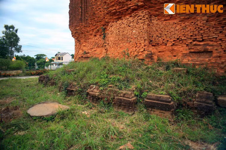 Chân tháp ốp đá, thể hiện ảnh hưởng từ kiến trúc đền tháp Khmer.