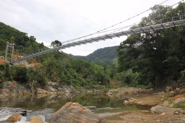 Cầu treo mới nhìn từ xa.
