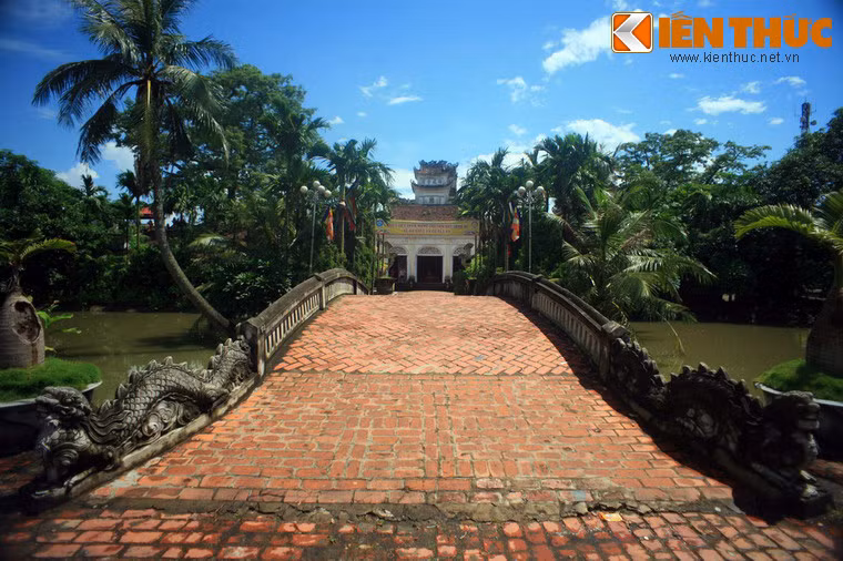 Nằm ở thị trấn Cổ Lễ, huyện Trực Ninh, tỉnh Nam Định, chùa Cổ Lễ là một ngôi chùa cổ có kiến trúc độc đáo nổi tiếng xứ Thành Nam. Ảnh: Cầu Cuốn dẫn vào chùa Cổ Lễ.
