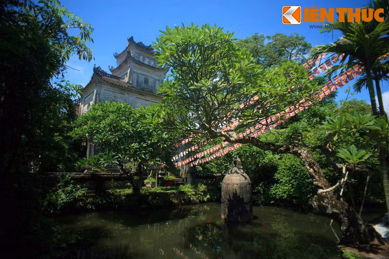 Giữa hồ có một quả chuông cao 4,2 m, đường kính 2,2 m, thành dày 8 cmnặng 9000 kg được Hòa thượng Thích Thế Long cho đúc vào năm 1936. Đây là quả chuông Đại Hồng Chung lớn nhất Việt Nam.