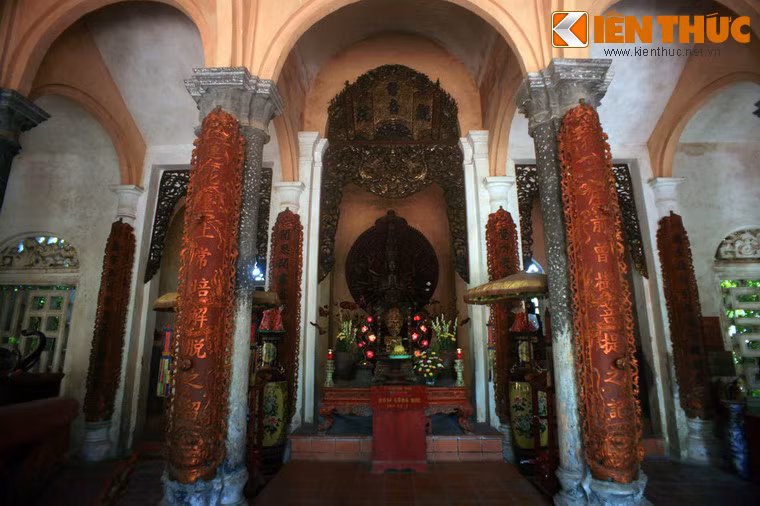 Không gian đậm nét Gothic bên trong chùa Trình.