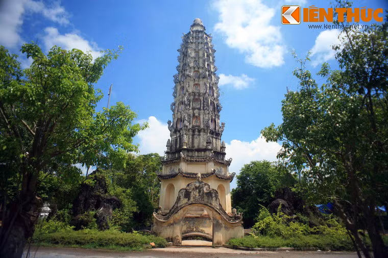 Bên cạnh đó, chùa Cổ Lễ cũng gây ấn tương với nhiều công trình độc đáo, như tháp Cửu Phẩm Liên Hoa cao cao 32 m, có 8 mặt, dựng năm 1927.