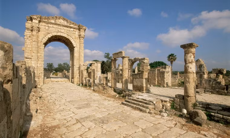 Nằm trên phần đất nhô ra Địa Trung Hải ở miền Nam Lebanon, thành phố cổ Tyre là dấu tích cho một thời hoàng kim của đế chế thương mại Phoenicia thời cổ đại.